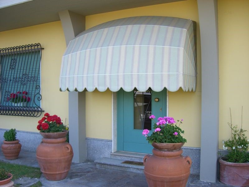 Cappottine su misura per finestre, ingressi e vetrine