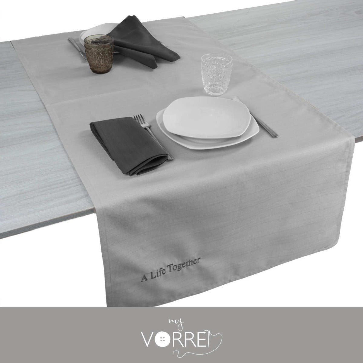 Runner Ricamato Idea Regalo per Coppie con 2 tovaglioli abbinati Runner cm 50x150 tovaglioli cm 35x35 in tessuto antimacchia Colore Grigio