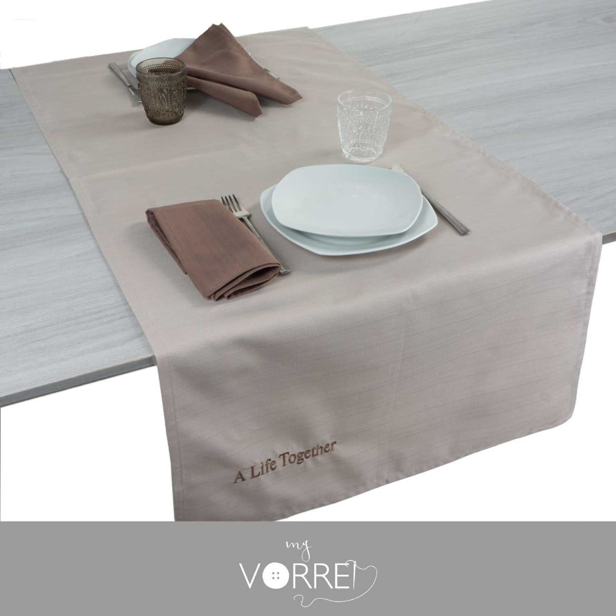 Runner Ricamato Idea Regalo per Coppie con 2 tovaglioli abbinati Runner cm 50x150 tovaglioli cm 35x35 in tessuto antimacchia Colore Sabbia
