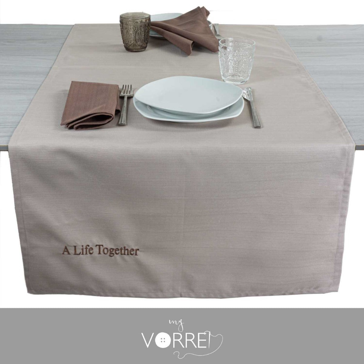 Runner Ricamato Idea Regalo per Coppie con 2 tovaglioli abbinati Runner cm 50x150 tovaglioli cm 35x35 in tessuto antimacchia Colore Sabbia