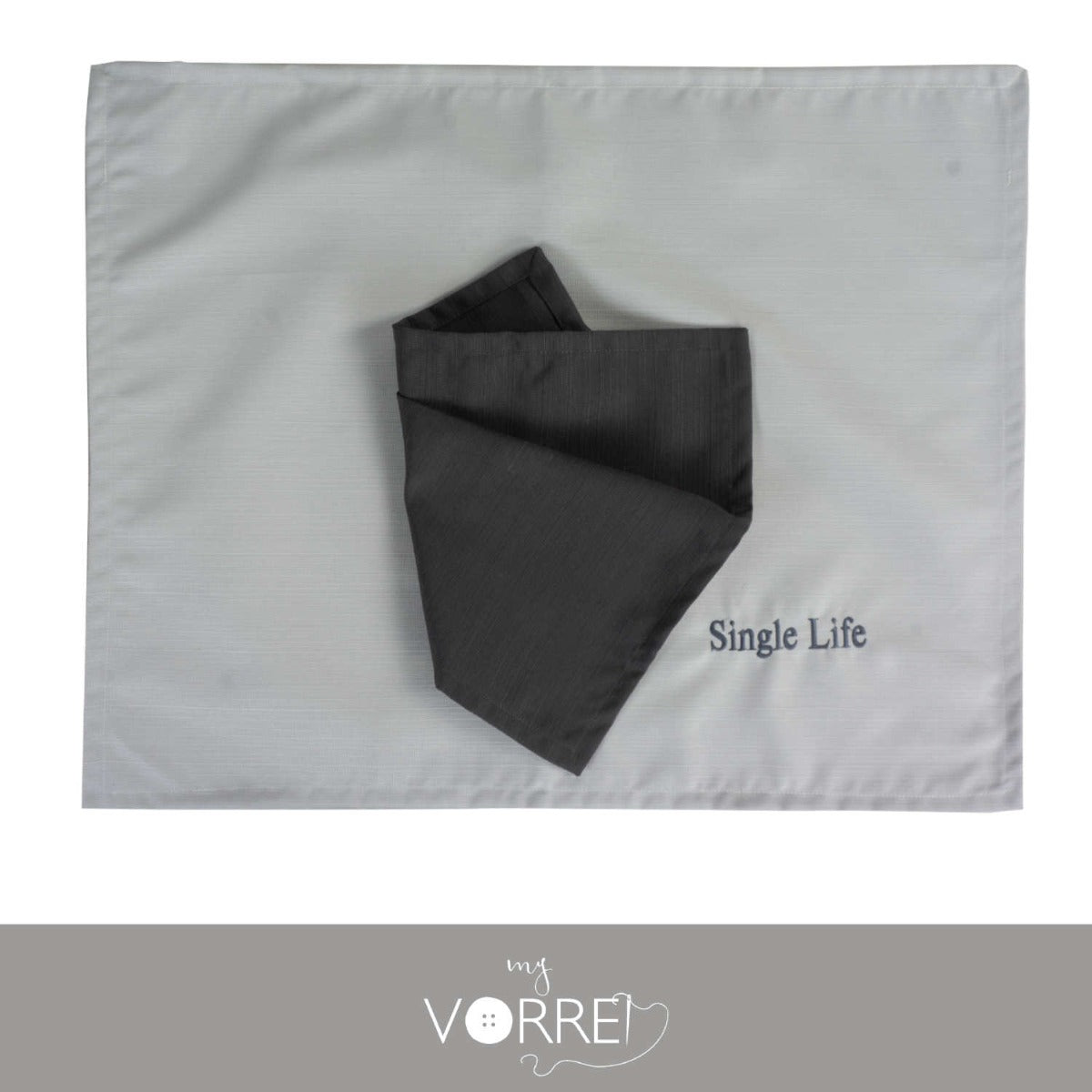 Sottopiatto Ricamato Idea Regalo per Single con tovagliolo abbinato sottopiatto cm 45x60 tovagliolo cm 35x35 in tessuto antimacchia Colore Grigio