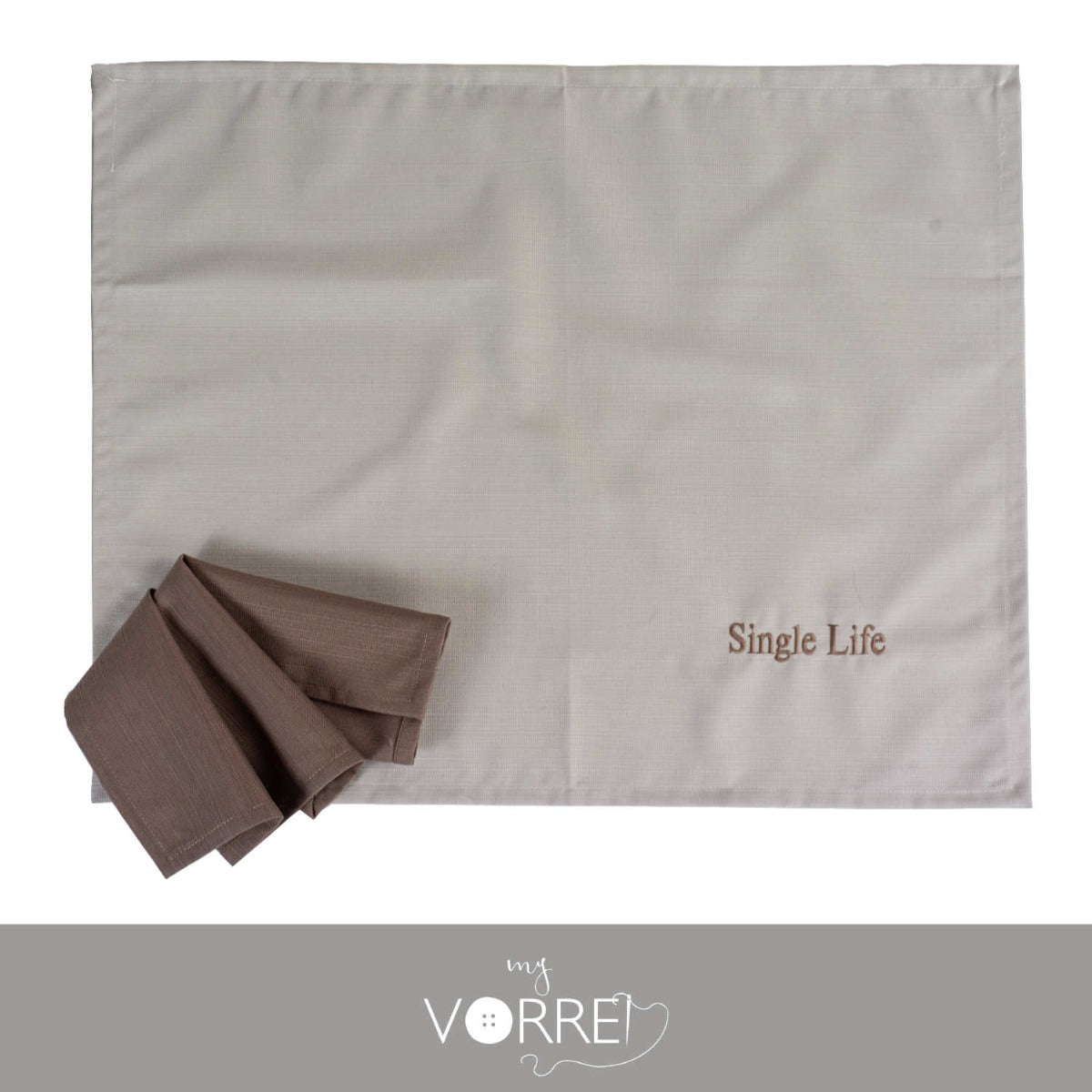 Sottopiatto Ricamato Idea Regalo per Single con tovagliolo abbinato sottopiatto cm 45x60 tovagliolo cm 35x35 in tessuto antimacchia Colore Sabbia