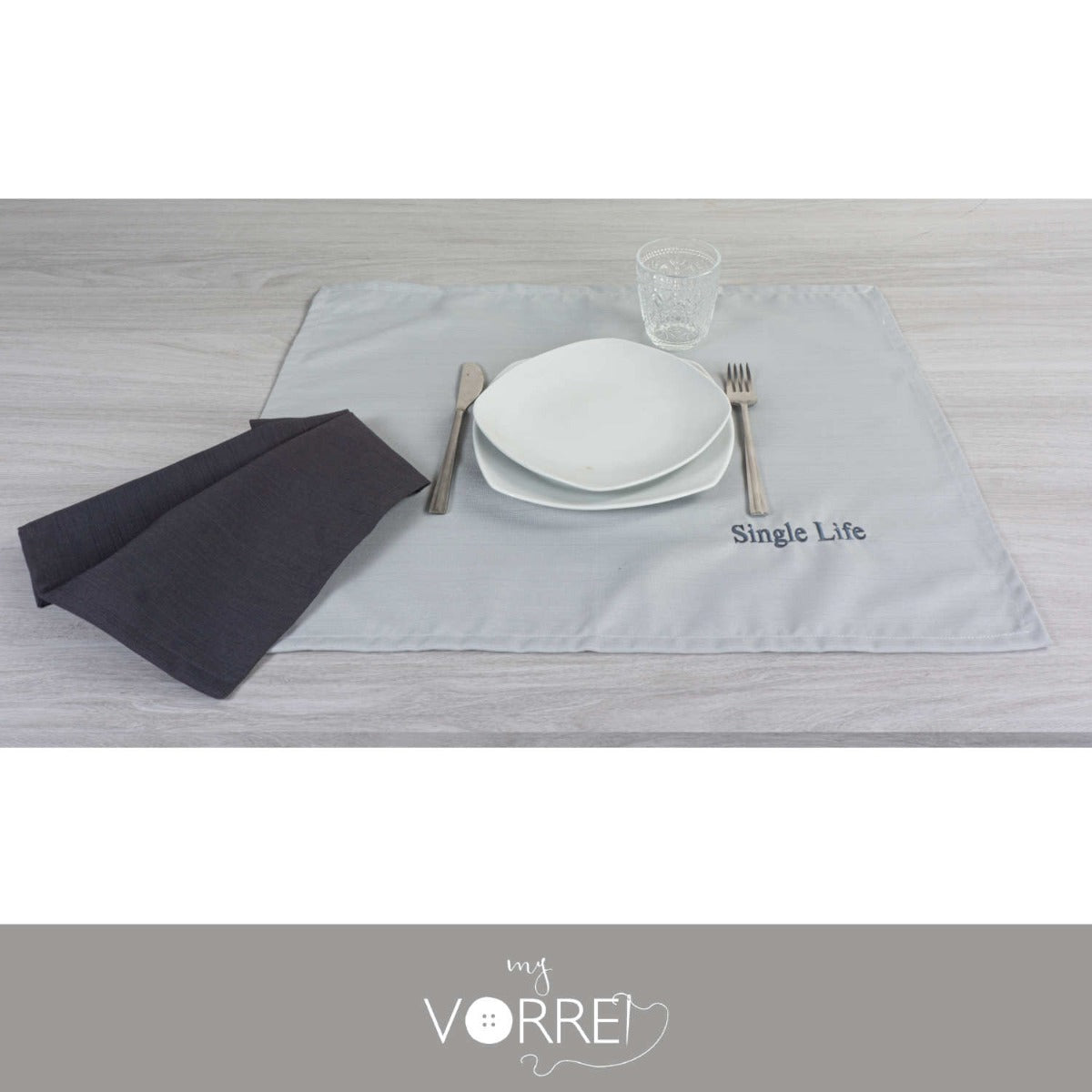 Sottopiatto Ricamato Idea Regalo per Single con tovagliolo abbinato sottopiatto cm 45x60 tovagliolo cm 35x35 in tessuto antimacchia Colore Grigio